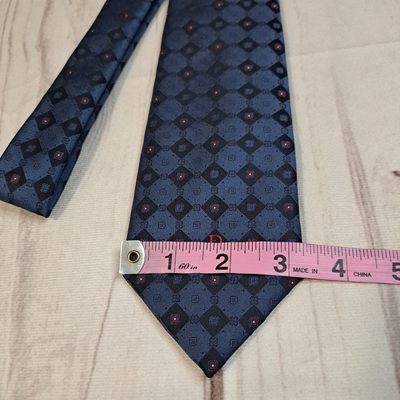 Christian Dior Elegant Blue, Black, and Red Patterned Tie - Picture 2 of 7